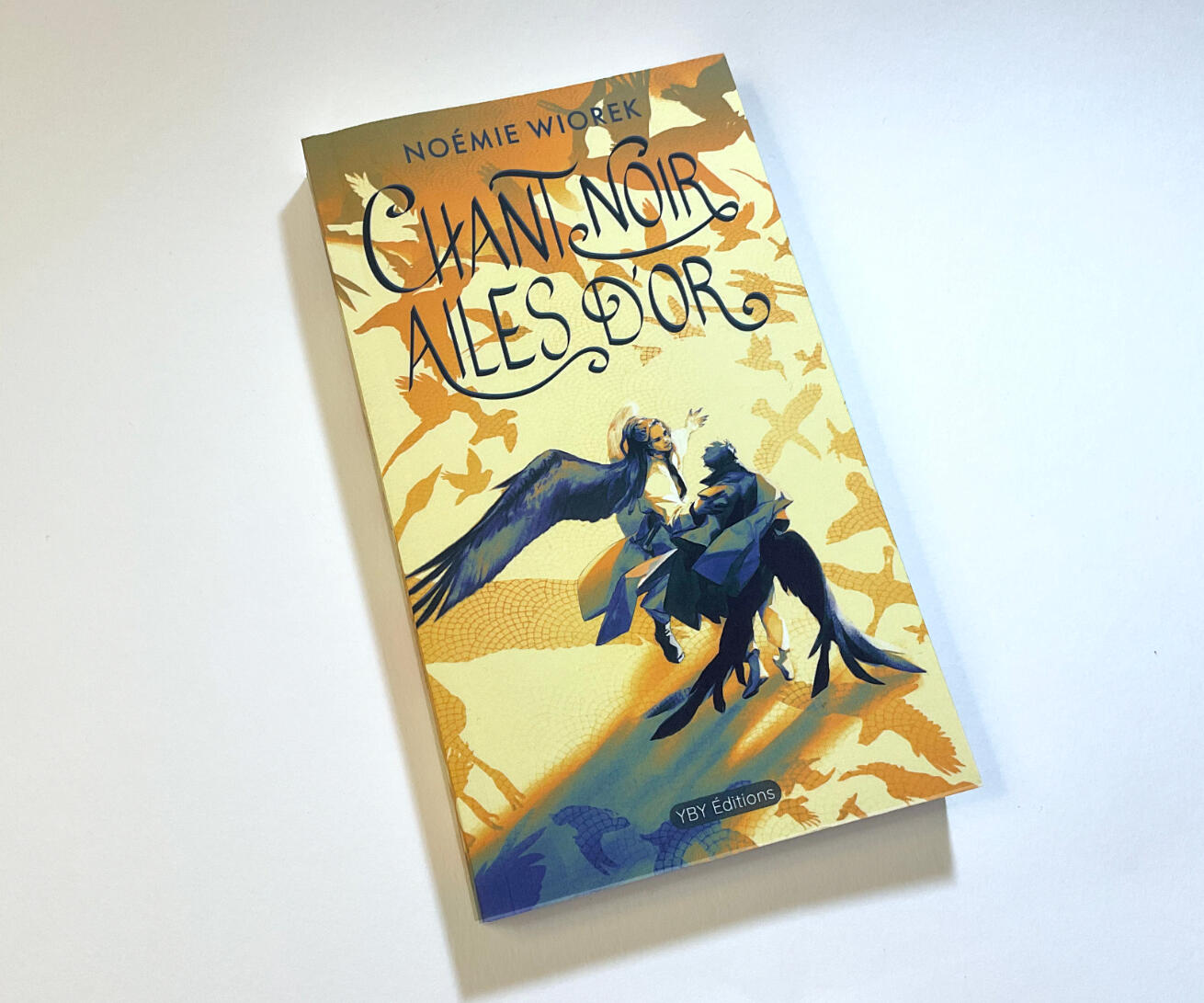 Chant Noir Ailes d'or couverture roman Noémie Wiorek chez YBY éditions Chant Noir Ailes d'or couverture roman fantaisie de Noémie Wiorek chez YBY éditions